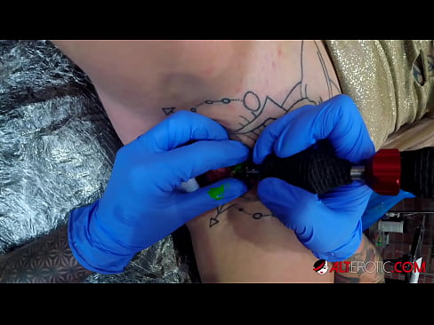 ❤️ Tsis tshua muaj tattooed hottie Sully Savage tau txais tattoo ntawm nws clitoris ️  porno  ntawm peb